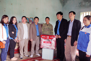 Đoàn thanh niên Khối các cơ quan tỉnh tặng quà cho hộ gia đình khó khăn trên địa bàn xã Hợp Kim (Kim Bôi).