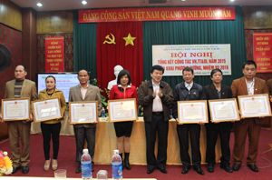 Đồng chí Nguyễn Văn Chương, Phó Chủ tịch UBND tỉnh trao Bằng khen của UBND tỉnh cho 7 tập thể có thành tích xuất sắc trong phong trào thi đua năm 2014.