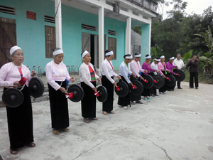 Xóm Mời Mít, xã Yên Mông (TP Hòa Bình) luôn quan tâm giữ gìn bản sắc văn hóa dân tộc trong xây dựng NTM. ảnh: Đội văn nghệ xóm Mời Mít luyện tập trình diễn cồng chiêng biểu diễn trong dịp lễ, Tết.