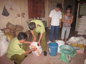 Lực lượng QLTT huyện Lạc Sơn kiểm tra chuyên đề vệ sinh an toàn thực phẩm trên địa bàn.