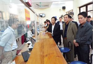 Đồng chí Nguyễn Văn Quang, Chủ tịch UBND tỉnh và Thứ trưởng Bộ Nội vụ Trần Anh Tuấn kiểm tra công tác CCCH tại bộ phận một cửa UBDN thành phố Hòa Bình.

