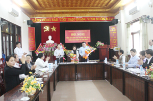 Đồng chí Nguyễn Văn Toàn, TVTU, Trưởng Ban Tuyên giáo Tỉnh ủy tặng hoa cho 2 đơn vị được bầu làm trưởng khối và phó khối thi đua năm 2016.