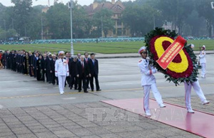 Lãnh đạo Đảng, Nhà nước viếng Chủ tịch Hồ Chí Minh nhân kỷ niệm 70 năm ngày Tổng tuyển cử đầu tiên.