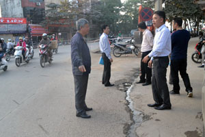 Cán bộ Sở GT - VT đơn vị thi công và đại diện tổ dân phố số 1, phường Đồng Tiến kiểm tra hiện trường nước thải tràn ra đường.
