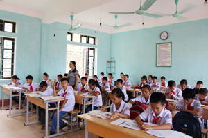100% giáo viên THCS có trình độ đạt chuẩn và vượt chuẩn. ảnh giờ lên lớp của cô trò trường THCS thị trấn Cao Phong.