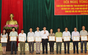 Lãnh đạo huyện Cao Phong trao giấy khen của UBND huyện cho các tập thể và cá nhân có thành tích xuất sắc trong phong trào “Toàn dân đoàn kết xây dựng đời sống văn hoá” (giai đoạn 2010-2015).