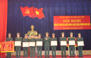 Thay mặt lãnh đạo BTL QK3, thiếu tướng Nguyễn Mạnh Kha trao cờ và bằng khen cho các tập thể, cá nhân vì đã có thành tích xuất sắc trong phong trào TĐQT của LLVT Quân khu 3.