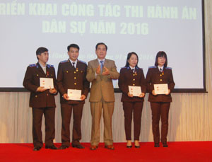 Đồng chí Nguyễn Văn Quang, Chủ tịch UBND tỉnh, Trưởng BCĐ công tác THADS tỉnh trao Kỷ niệm chương Vì sự nghiệp tư pháp cho 4 cá nhân có nhiều công lao đóng góp cho công tác tư pháp.