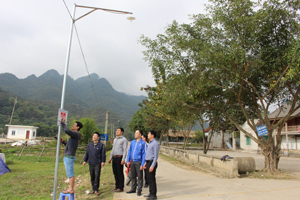 Huyện Đoàn Mai Châu gắn biển nghiệm thu, bàn giao công trình đường điện thắp sáng xóm Lác, xã Chiềng Châu.