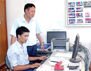 BHXH huyện Yên Thủy đẩy mạnh ứng dụng công nghệ - thông tin  trong kiểm tra, rà soát in, cấp thẻ BHYT cho người dân.Hồng Nhung