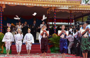 hủ tịch Quốc hội Heng Samrin (trái) và Thủ tướng Hun Sen cùng phu nhân thả chim hòa bình tại lễ kỷ niệm.