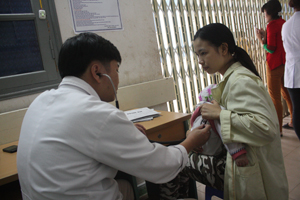 Bác sĩ Đặng Thành Chung, Phó trưởng Khoa Nhi, Bệnh viện đa khoa tỉnh khám bệnh cho trẻ em.