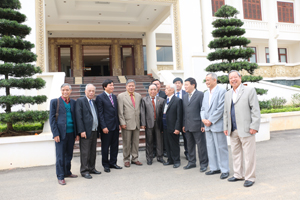 Đồng chí Trần Đăng Ninh, Phó Bí thư TT Tỉnh ủy trò chuyện cùng các đồng chí nguyên là lãnh đạo tỉnh Hà Sơn Bình, Hà Tây và Hòa Bình qua các thời kỳ. 

 

 

