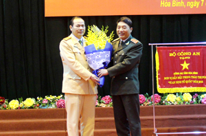 Thay mặt lãnh đạo Bộ Công an, Thượng tướng Trần Việt Tân, Thú trường Bộ Công an trao phần thưởng cho CBCS phòng Cảnh sát giao thông vì đã có thành tích trong việc phát hiện, bắt giữ các đối tượng vận chuyển 8 bánh heroin tối ngày 7/1/2015.

