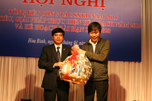 Phó Tổng Giám đốc Công ty Điện lực Miền Bắc Lê Minh Tuấn chúc mừng kết quả sản xuất kinh doanh của Điện lực Hòa Bình.