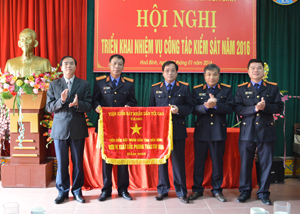 Thừa uỷ quyền, đồng chí Hoàng Văn Tứ, Phó Chủ tịch HĐND tỉnh trao cờ của Viện KSNDTC tặng đơn vị xuất sắc phong trào thi đua năm 2015 cho Viện KSND tỉnh.
