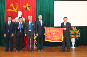 Thừa uỷ quyền, đồng chí Bùi Văn Khánh, Phó Chủ tịch UBND tỉnh trao cờ đơn vị thi đua xuất sắc của Bộ Công Thương cho ngành Công Thương  tỉnh. 

