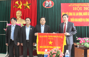 Thừa ủy quyền Bộ trưởng Bộ LĐ-TB&XH đồng chí Bùi Văn Cửu, Phó Chủ tịch TT UBND tỉnh trao cờ dẫn đầu phong trào thi đua năm 2015 cho Sở LĐ-TB&XH 

 

