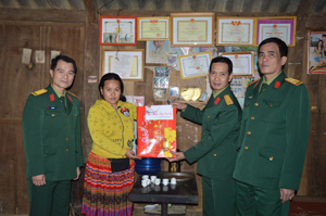 Đoàn công tác của Bộ CHQS tỉnh tặng quà cho gia đình hộ nghèo ở xóm Pà Háng con xã Pà Cò.

