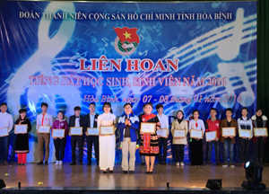 Đại diện lãnh đạo Tỉnh đoàn trao giải nhất cho 2 thí sinh xuất sắc tại hội thi. 


