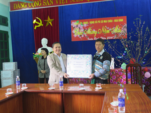 Đồng chí Đinh Văn Dực - TUV, Trưởng Ban Dân tộc thăm hỏi và tặng quà đảng bộ, chính quyền và nhân dân xã Pà Cò.

 

