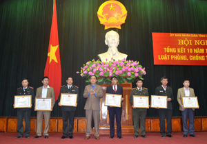 Đồng chí Nguyễn Văn Quang Phó Bí thư Tỉnh uỷ, Chủ tịch UBND tỉnh trao bằng khen cho các tập thể có thành tích xuất sắc trong phong trào thi đua gắn với 10 năm thực hiện Luật PCTN giai đoạn 2006 - 2015

