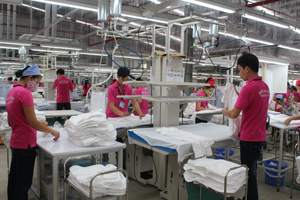 Công ty sản xuất hàng may mặc Esquel (KCN Lương Sơn) đầu tư dây chuyền sản xuất hiện đại, nâng cao chất lượng sản phẩm xuất khẩu.

