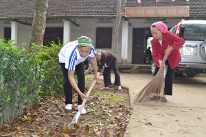 Hưởng ứng phong trào chung tay bảo vệ môi trường, hàng tháng, hội viên NCT chi hội Yên Hòa, xã Yên Lạc (Yên Thủy) tổ chức quét dọn khu vực nhà văn hóa xóm. 

