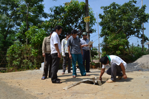Ban Thanh tra nhân dân xã Dũng Phong(Cao Phong) giám sát công trình đường GTNT 

được đầu tư từ nguồn vốn chương trình xây dựng NTM.

