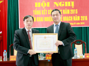 Đồng chí Bùi Văn Khánh, UVTV, Phó Chủ tịch UBND tỉnh trao Bằng khen UBND tỉnh cho Sở Xây dựng.