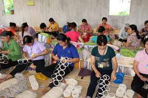 Nghề móc vòng tại xã Hợp Châu (Lương Sơn) giải quyết việc làm cho hàng trăm lao động của xã và các xã lân cận.