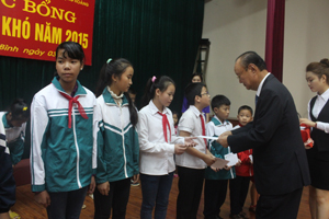 Đại diện Công ty TNHH sân golf Phượng Hoàng (Lương Sơn) trao học bổng cho học sinh nghèo vượt khó. ảnh: P.V

