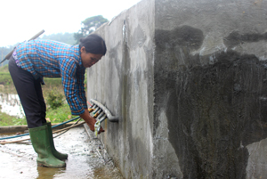 Người dân thôn Khú, xã Thượng Tiến (Kim Bôi) được sử dụng nước sạch từ bể chứa nước cộng đồng xây dựng từ nguồn vốn Chương trình 135.

