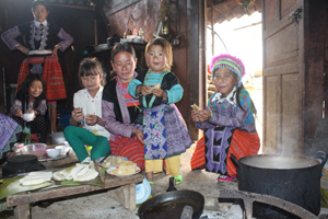 Bánh dày món ăn truyền thống không thể thiếu trong tết cổ truyền của đồng bào Mông Hang Kia.

 

