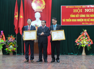 Thừa uỷ quyền của Thủ tướng Chính phủ, đồng chí Bùi Văn Khánh, Phó Chủ tịch UBND tỉnh tặng Bằng khen cho 2 cá nhân xuất sắc. 

 

