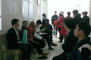 Người dân khám, điều trị bằng BHYT tại Bệnh viện Đa khoa huyện Tân Lạc.

