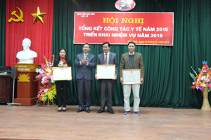 Thừa ủy quyền của Chủ tịch UBND tỉnh, đồng chí Bùi Văn Cửu, UVTV Tỉnh ủy, Phó Chủ tịch TT UBND tỉnh trao tặng tặng danh hiệu chiến sỹ thi đua tỉnh năm 2014 cho các cá nhân.

