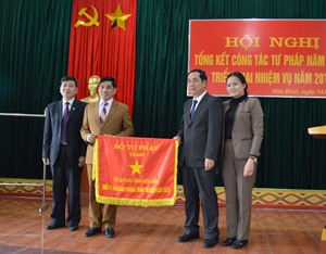 Thừa uỷ quyền, đồng chí Nguyễn Văn Quang, Phó bí thư Tỉnh ủy, Chủ tịch UBND tỉnh trao cờ của Bộ Tư pháp tặng đơn vị dẫn đầu phong trào thi đua cho Sở Tư pháp.

