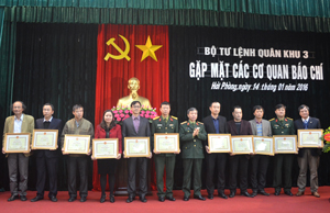 Trung tướng Đỗ Căn, Bí thư Đảng ủy, Chính ủy Quân khu 3 trao tặng Bằng khen cho các tập thể có thành tích xuất sắc trong công tác tuyên truyền về nhiệm vụ QP - QSĐP năm 2015.

