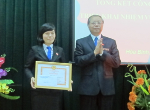 Đồng chí Vũ Mai Hồ - TUV, Giám đốc Sở Công Thương trao giấy khen cho chi bộ trong sạch vững mạnh tiêu biểu năm 2015