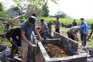 Trong năm 2016, Huyện Đoàn Tân Lạc tiếp tục phối hợp với Phòng TN&MT huyện tuyên truyền, vận động, hỗ trợ xây dựng nhà tiêu hợp vệ sinh tại các vùng khó khăn. 
ảnh: Xây dựng nhà tiêu hợp vệ sinh công cộng tại xóm Nen 1, xã Thanh Hối. 

