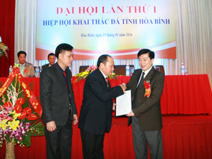 Đồng chí Nguyễn Văn Chương, Phó Chủ tịch UBND tỉnh trao Quyết định thành lập Hiệp hội khai thác đá tỉnh Hòa Bình cho đại diện Hiệp hội

 

