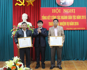 Thừa ủy quyền của Chủ tịch UBND tỉnh, đồng chí Nguyễn Văn Dũng, Phó Chủ tịch UBND tỉnh trao Bằng khen cho 2 cá nhân đạt danh hiệu Chiến sỹ thi đua cấp tỉnh năm 2014.

 


