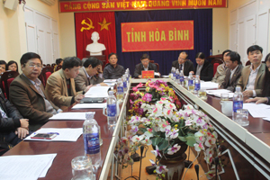 Đồng chí Bùi Văn Cửu, Phó Chủ tịch UBND tỉnh chủ trì đầu cầu Hòa Bình.

