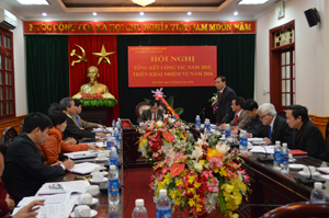 Đồng chí Hoàng Văn Tứ, Phó Chủ tịch HĐND tỉnh phát biểu ý kiến tại hội nghị.

