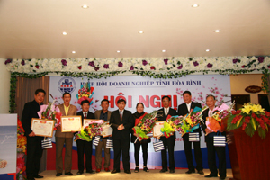 Đồng chí Bùi Văn Khánh, Phó Chủ tịch UBND tỉnh trao bằng khen cho các doanh nghiệp có thành tích xuất sắc trong năm 2015.