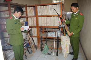 Công an huyện Lạc Sơn làm tốt công tác thu hồi vũ khí, vật liệu nổ, công cụ hỗ trợ.

