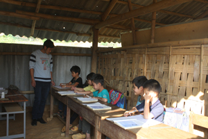 Giáo dục cũng là nỗi trăn trở của người dân xóm Hà (Ảnh chụp tại lớp 3a3 Chi xóm Hà, trường Tiểu học Đồng Chum A, xã Đồng Chum, Đà Bắc).