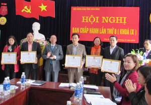 Đồng chí Nguyễn Trường Phong, Chủ tịch Hội Nông dân tỉnh khen thưởng cho các tập thể và cá nhân.       


