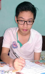 Em Nguyễn Văn Tiến trong một buổi tự học ở nhà.
